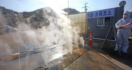 'AI 확산 비상' 지자체 소독 강화      (춘천=연합뉴스) 이상학 기자 = 조류인플루엔자 확산으로 우려가 커지는 가운데 1일 강원 춘천시 신동면 남부농기계보급창에 거점 소독 초소를 설치돼 직원들이 방역을 강화하고 있다.  2016.12.1      hak@yna.co.kr  (끝)